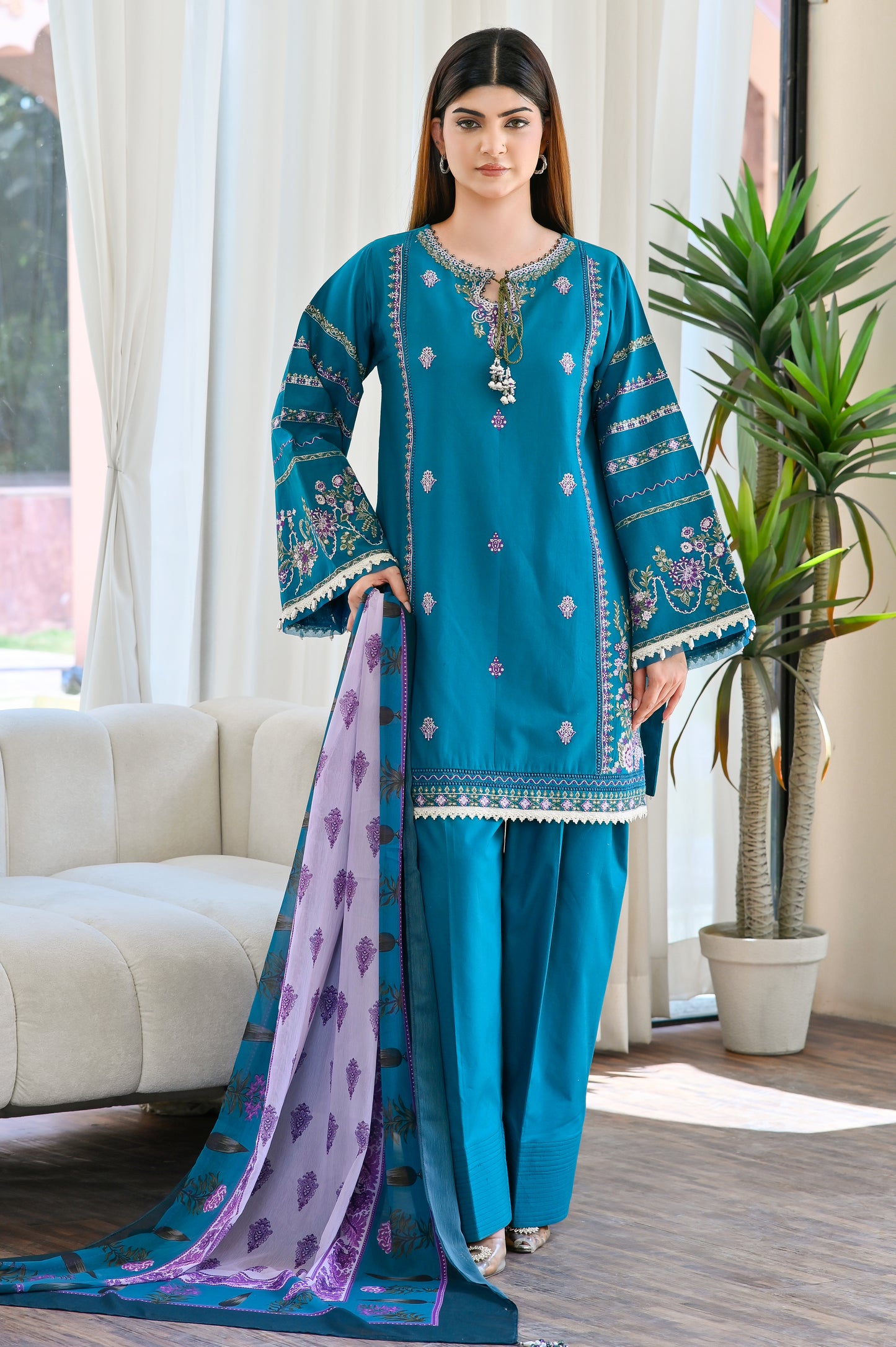 Naz – Embroidered Lawn 3 pcs Suit