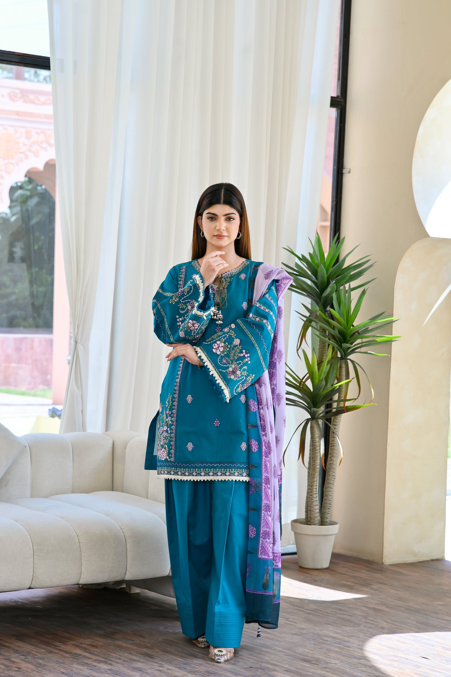 Naz – Embroidered Lawn 3 pcs Suit