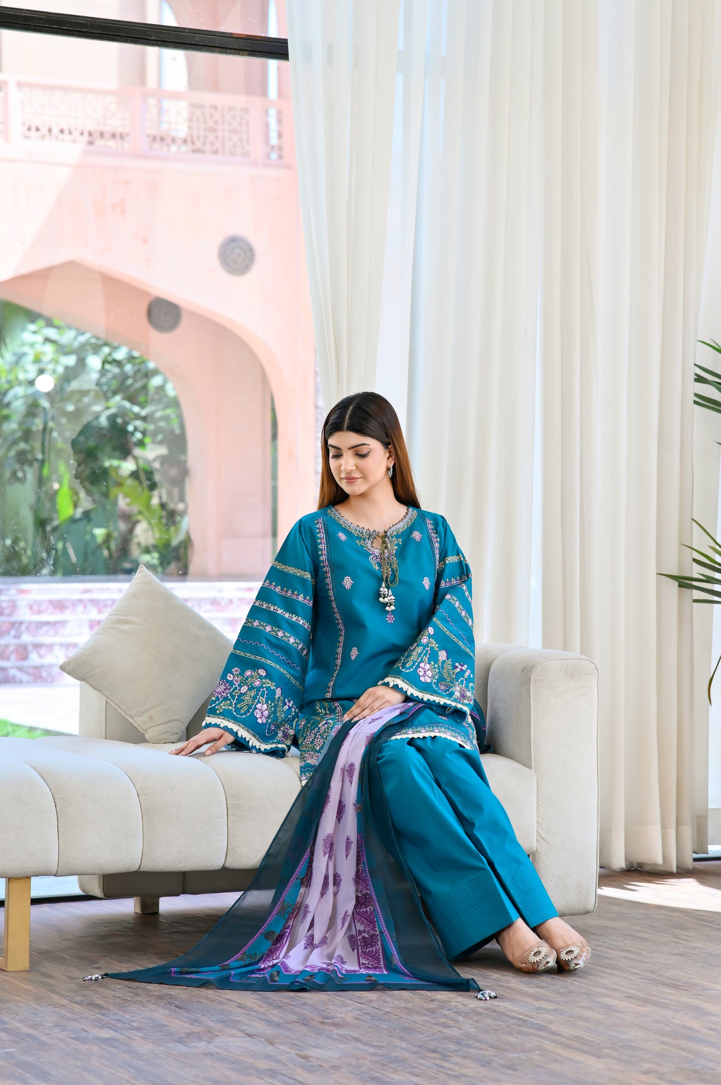 Naz – Embroidered Lawn 3 pcs Suit