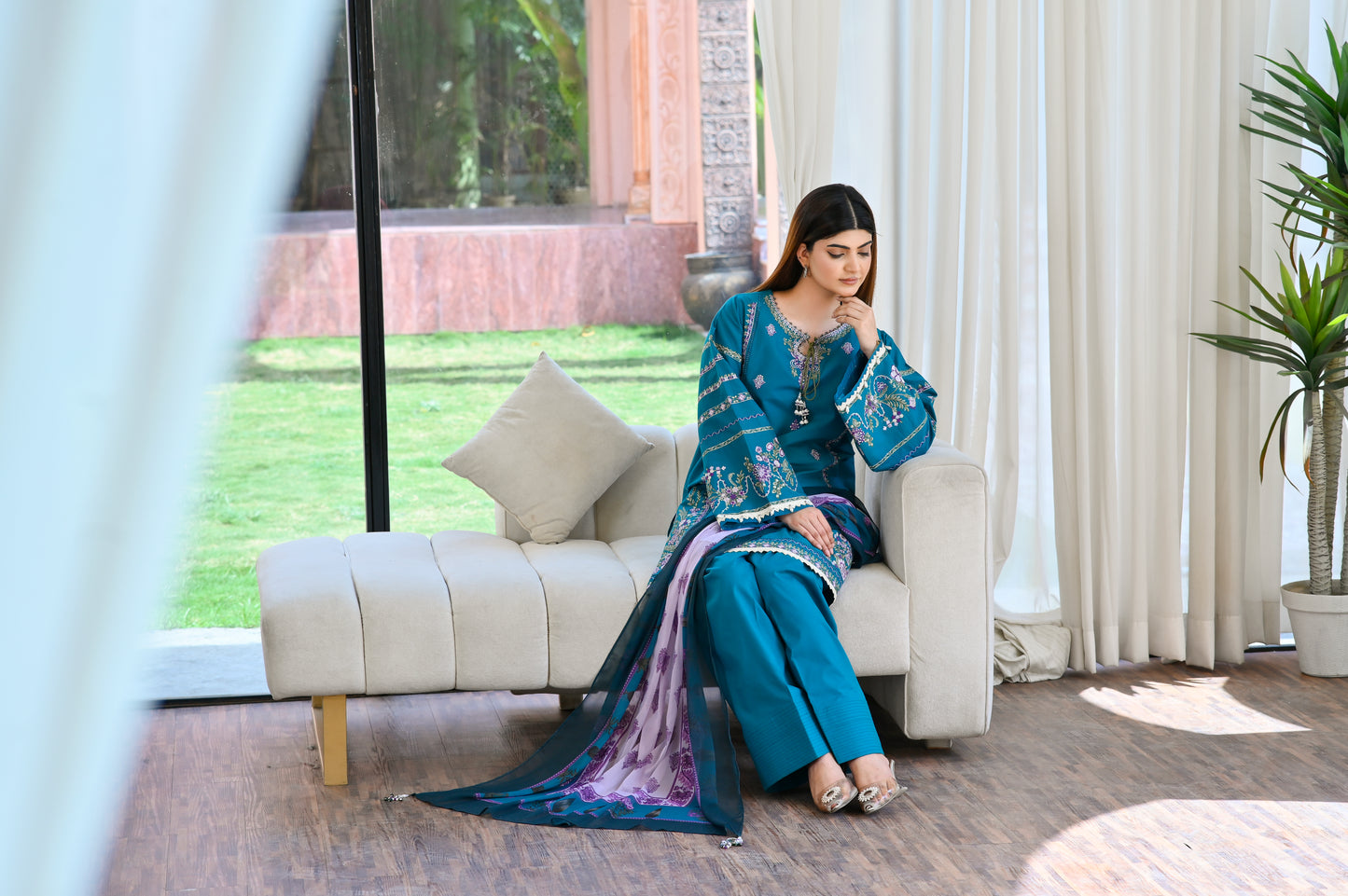 Naz – Embroidered Lawn 3 pcs Suit