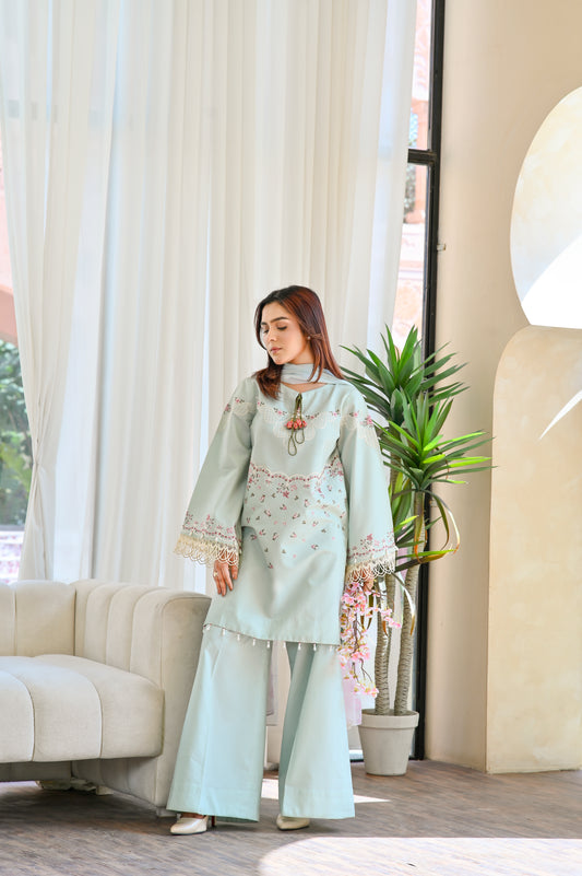 Noor– Embroidered Lawn 3 pcs Suit