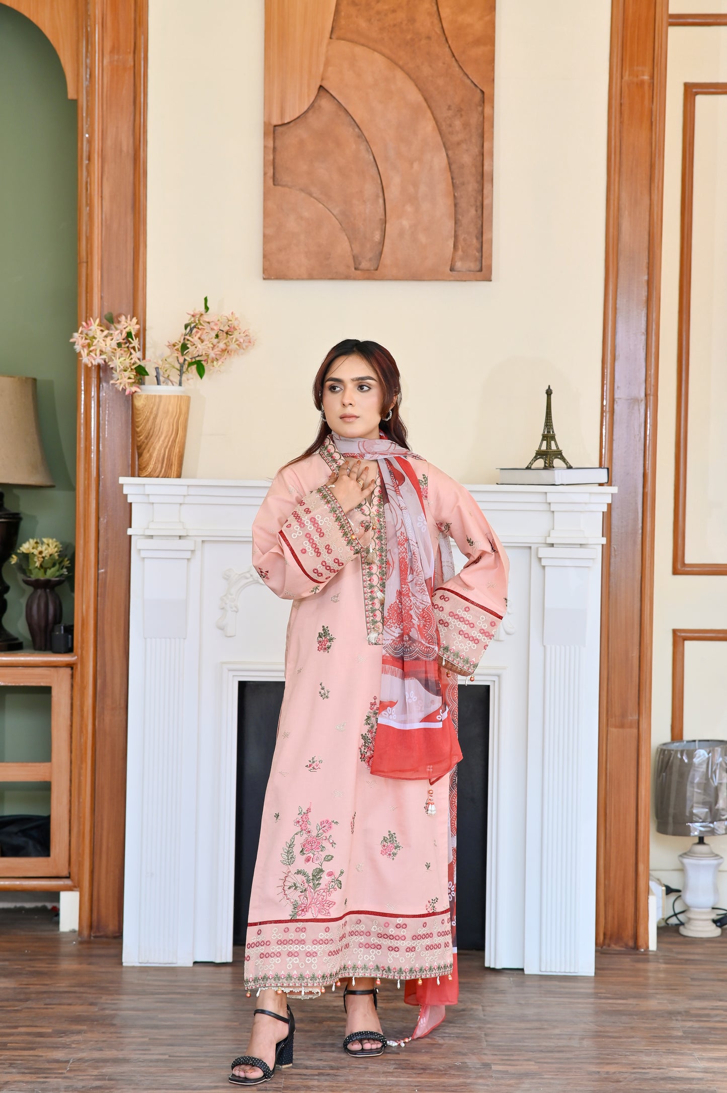 Nayra – Embroidered Lawn 3 pcs Suit