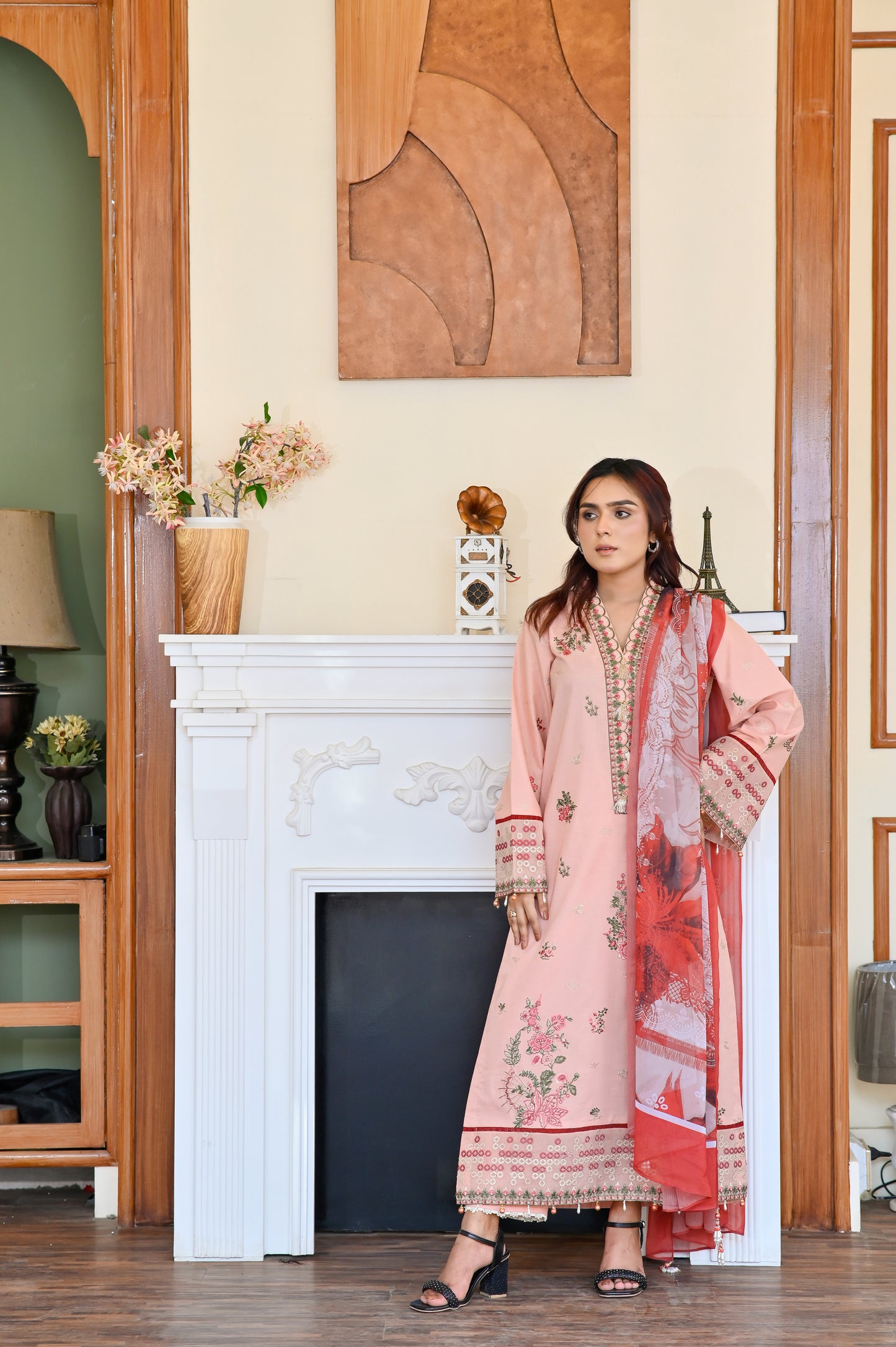 Nayra – Embroidered Lawn 3 pcs Suit