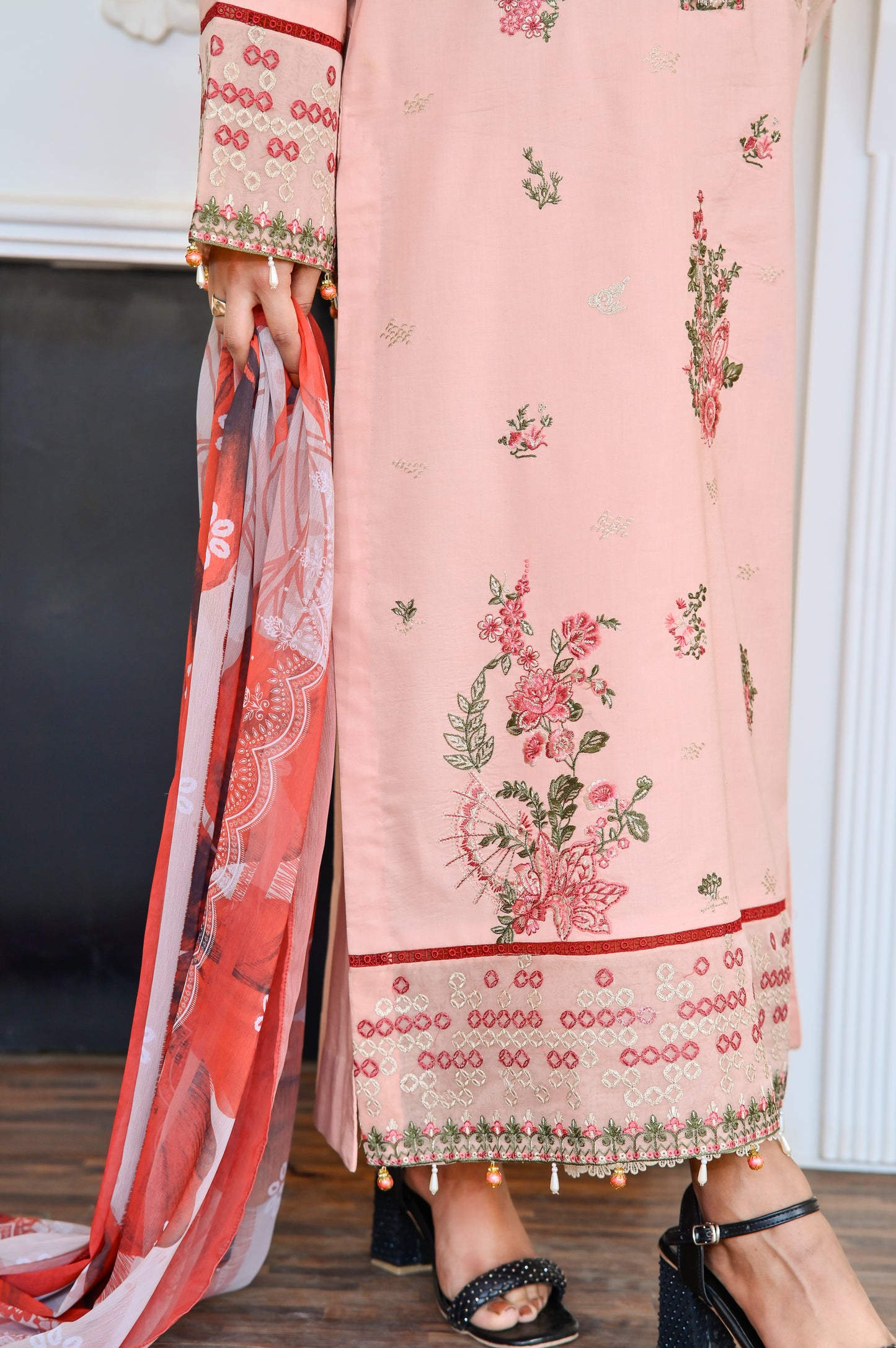 Nayra – Embroidered Lawn 3 pcs Suit