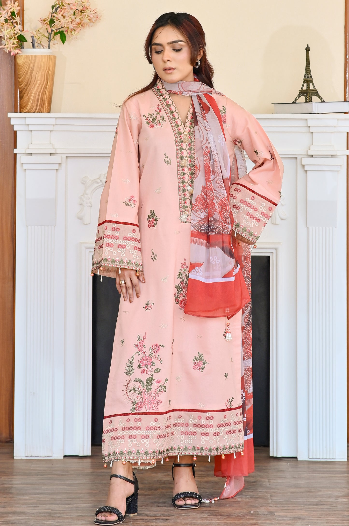 Nayra – Embroidered Lawn 3 pcs Suit